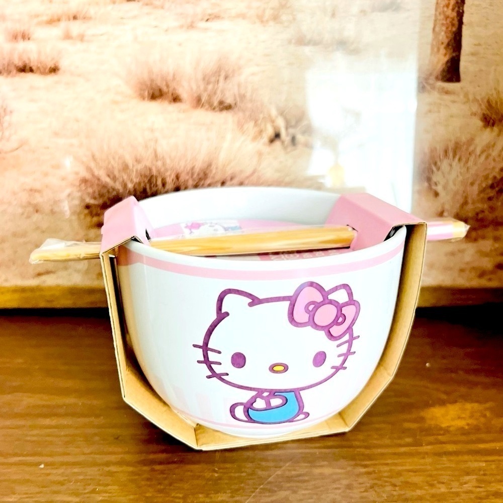 Hello kitty ramen bowl new with chapsticks